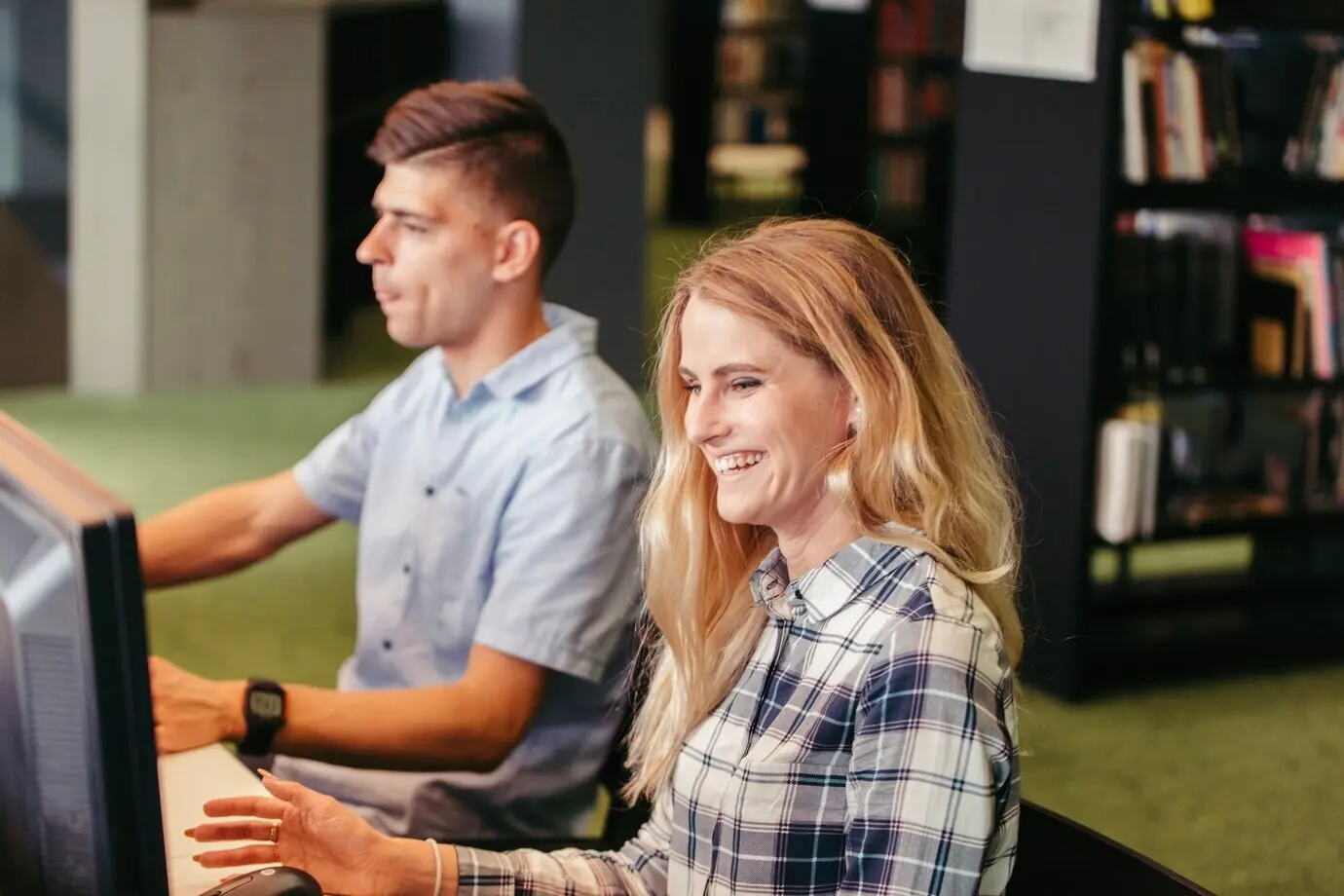 Gut gelaunte Studierende an Computern